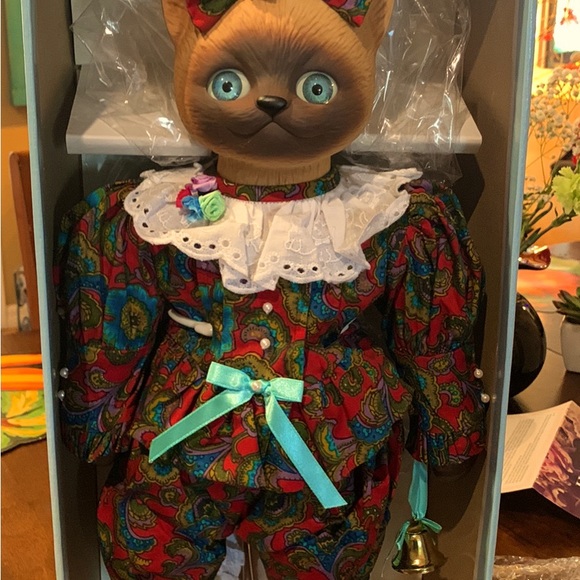 COLLECTABLE PORCELAIN CAT DOLL LIMITED EDITION IN BOX WITH STAND - Picture 6 of 6
